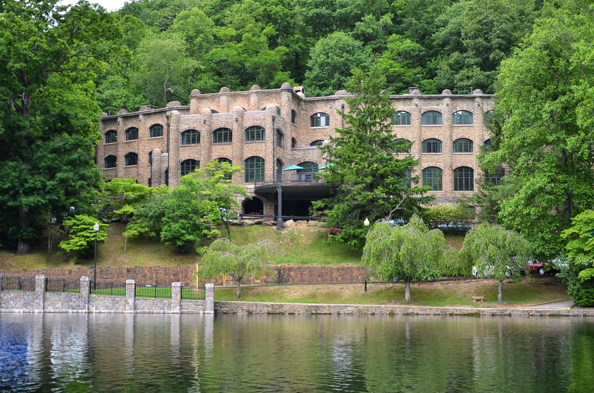 Assembly Inn overlooking Lake Susan surrounded by lush, green trees.